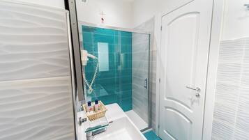 Deluxe Double Room, Sea View | Bathroom | Shower, free toiletries, hair dryer, bidet
