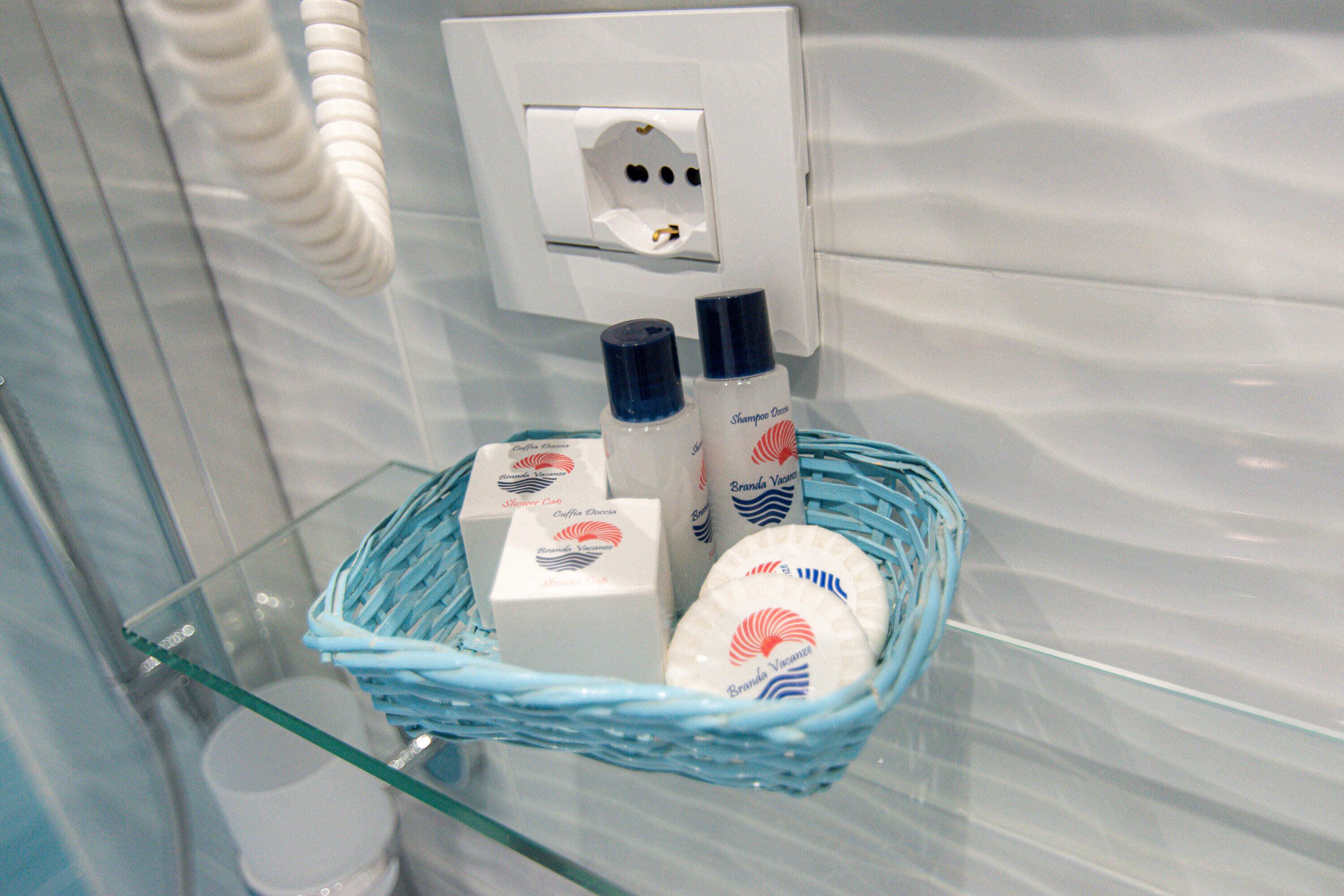 standard double room, garden view | bathroom | shower, free toiletries, hair dryer, bidet