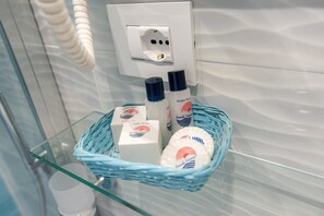 Standard Double Room, Garden View | Bathroom | Shower, free toiletries, hair dryer, bidet - Hotel Poseidon (Belvedere Marittimo)