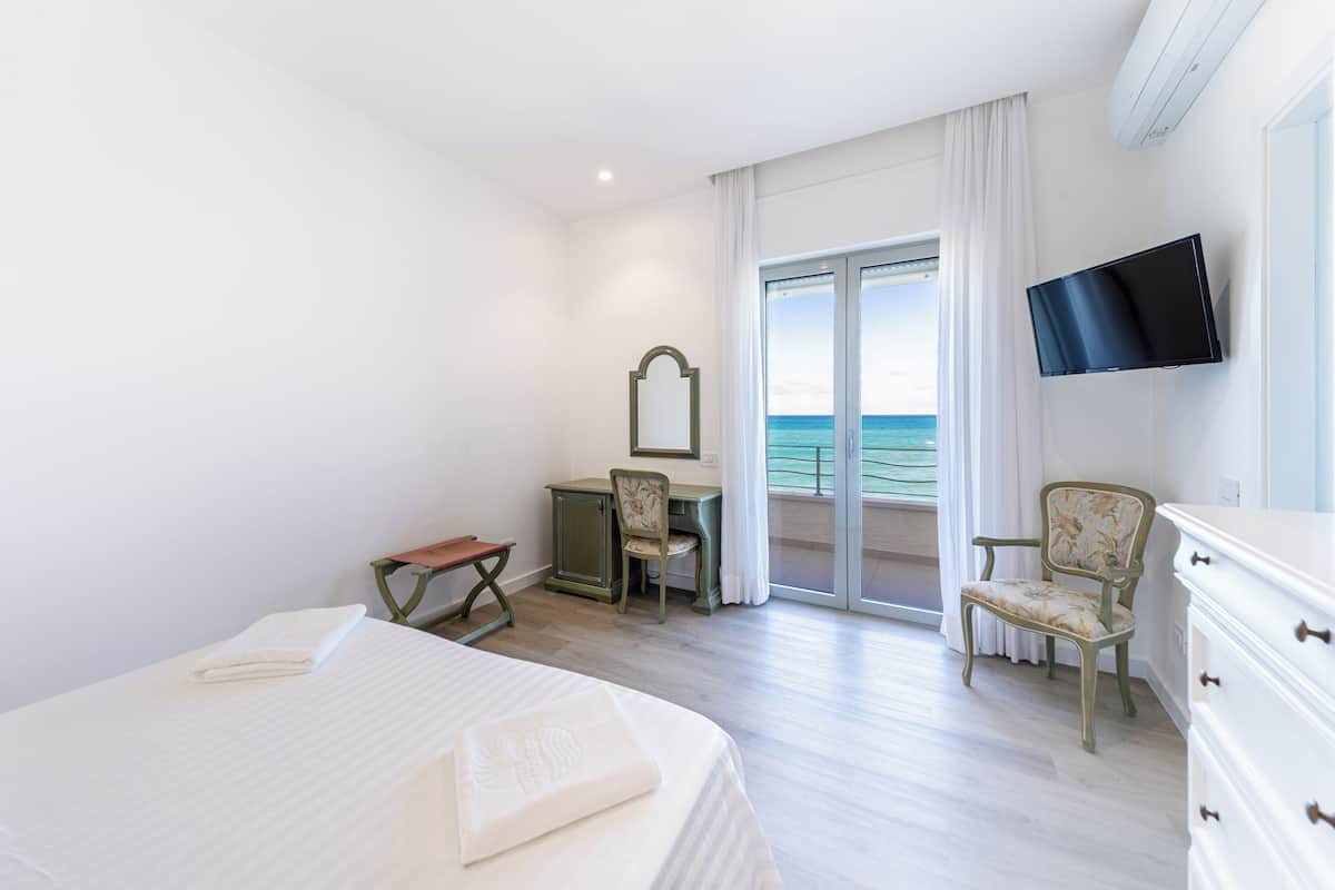 Habitación doble superior, vista al mar | Minibar, caja de seguridad en la habitación y escritorio