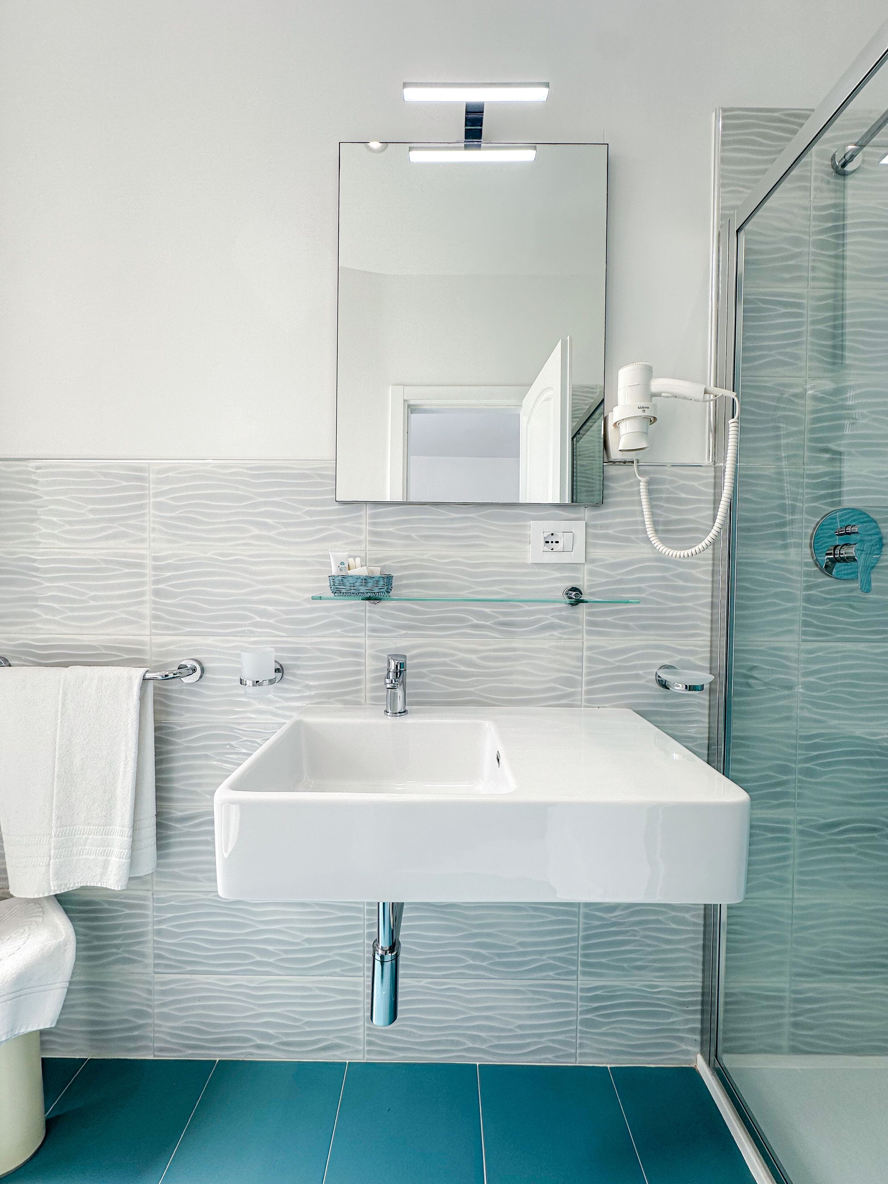 superior double room, sea view | bathroom | shower, free toiletries, hair dryer, bidet