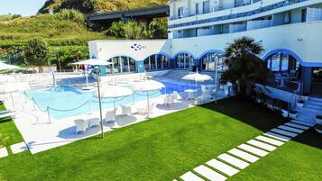 Seasonal outdoor pool, pool umbrellas, sun loungers