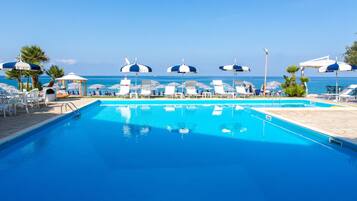 Piscina externa sazonal, guarda-sóis, espreguiçadeiras