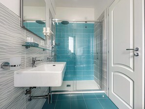 Standard Quadruple Room | Bathroom | Shower, free toiletries, hair dryer, bidet - Hotel Poseidon (Belvedere Marittimo)