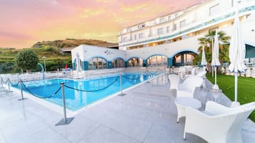 Piscina stagionale all'aperto, ombrelloni da piscina, lettini