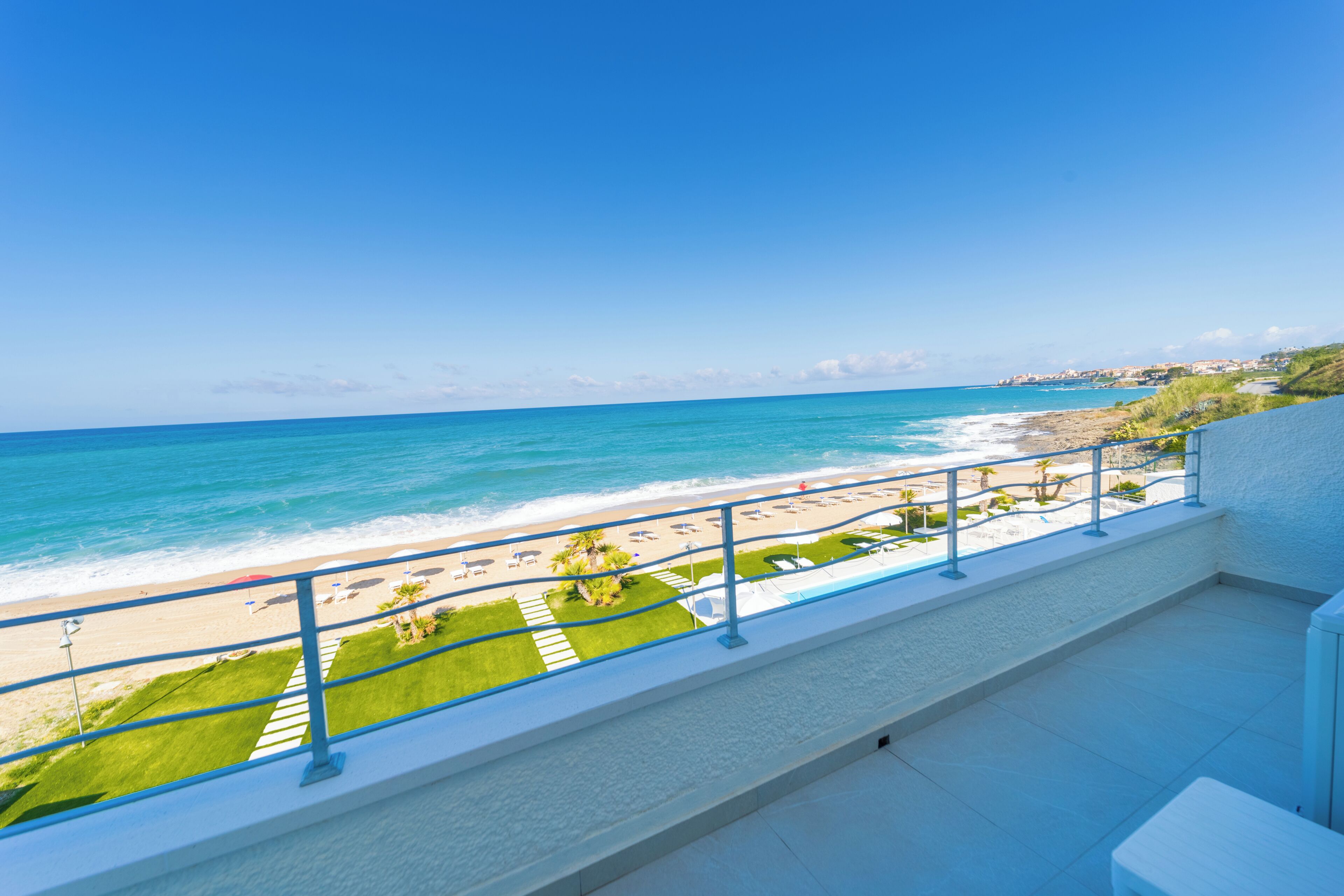Un balcone con vista sulla spiaggia e sull'oceano.