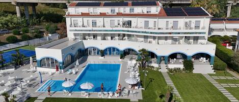 Kauden mukainen ulkouima-allas, aurinkovarjoja, aurinkotuoleja