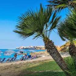 Playa privada, arena blanca, tumbonas y sombrillas