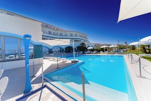 Piscina externa sazonal, guarda-sóis, espreguiçadeiras