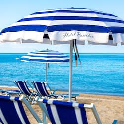 Plage privée, sable blanc, chaises longues, parasols