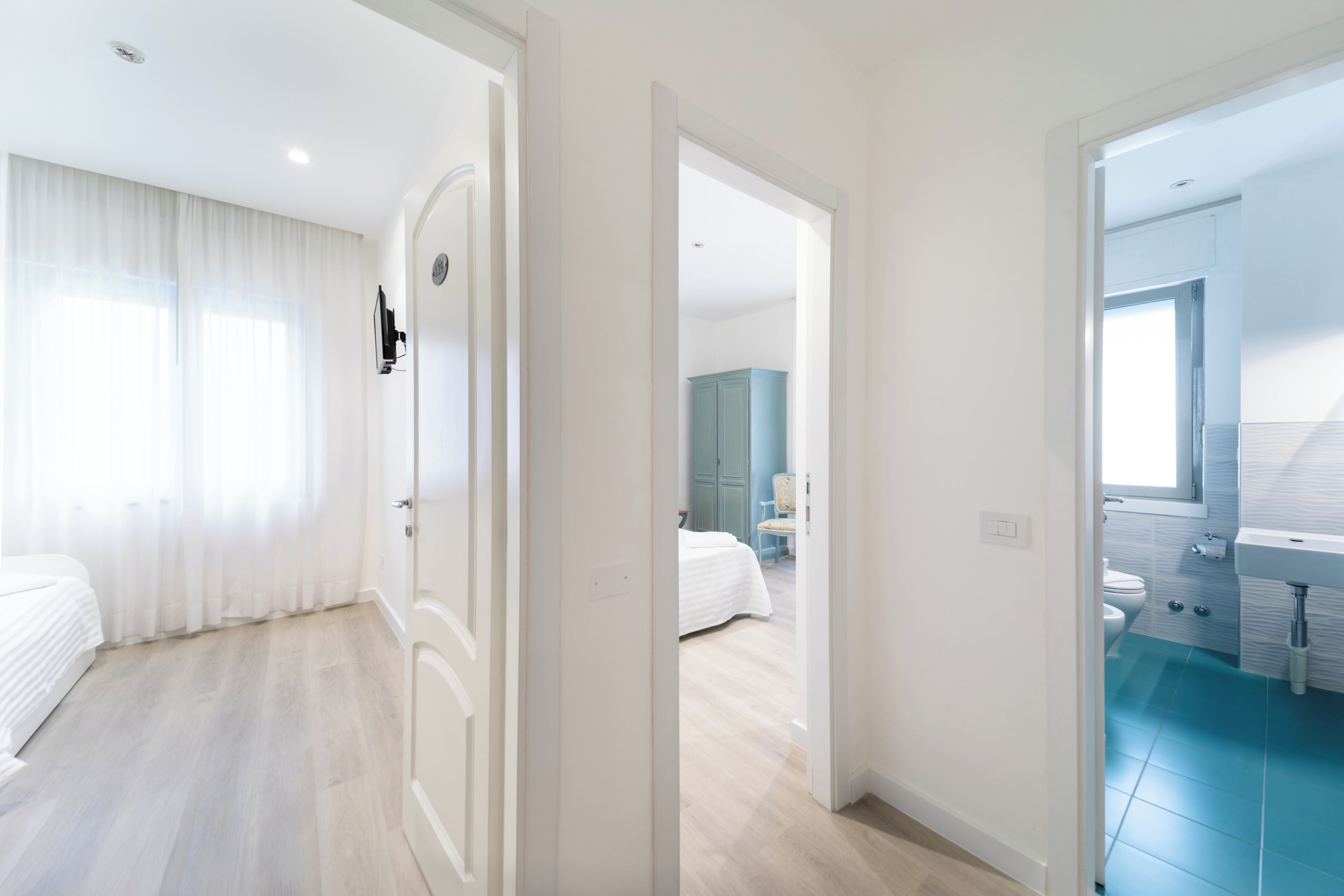 Quarto quádruplo superior | Frigobar, cofres nos quartos, escrivaninha, cortinas blackout