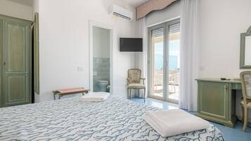 Deluxe-Doppelzimmer, Meerblick | Minibar, Zimmersafe, individuell eingerichtet, Schreibtisch