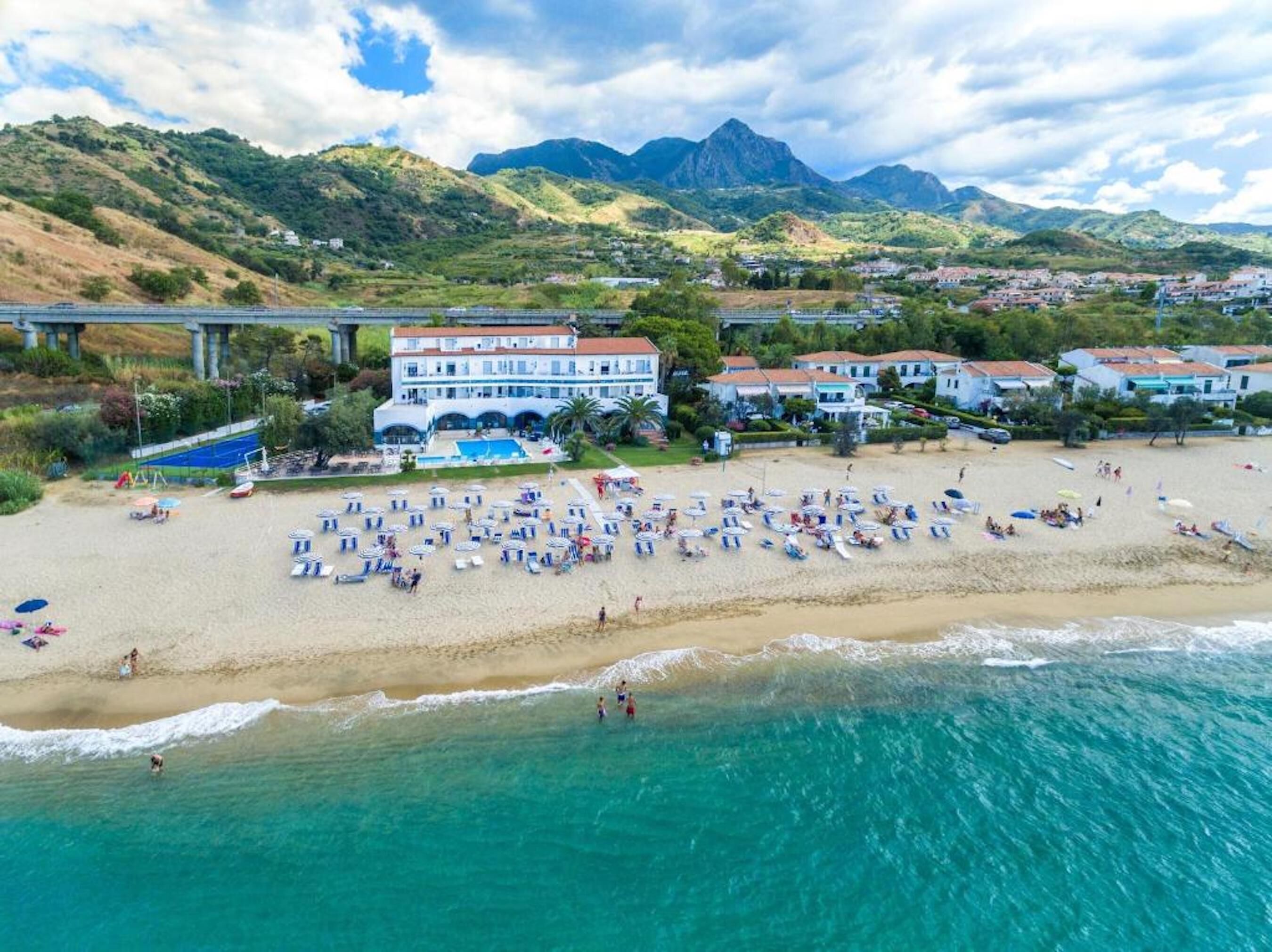 Privatstrand, weißer Sandstrand, Liegestühle, Sonnenschirme