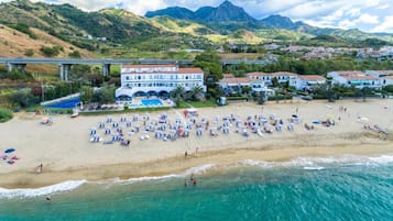 Privatstrand, weißer Sandstrand, Liegestühle, Sonnenschirme