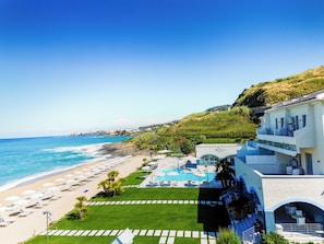 Un resort con piscina, playa y vista al océano.