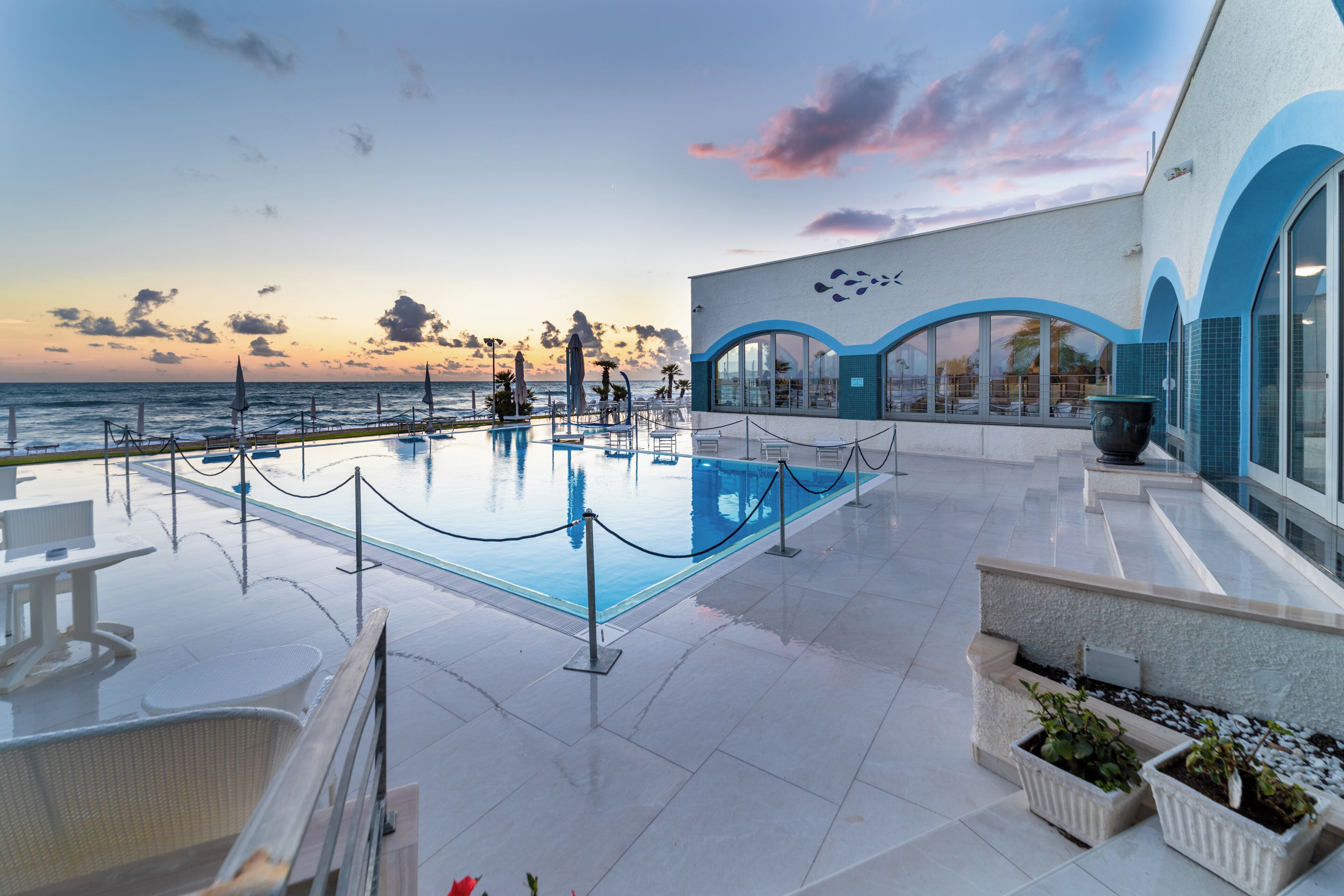 Piscina stagionale all'aperto, ombrelloni da piscina, lettini