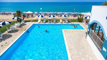 AuĂenpool (je nach Saison geöffnet), Sonnenschirme, LiegestĂŒhle