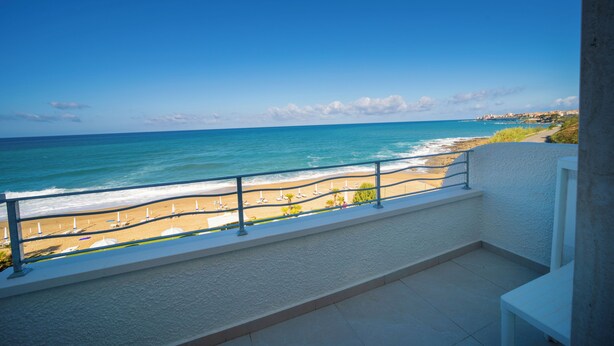 A balcony with a view of the sea and a beach. - Hotel Poseidon (Belvedere Marittimo)