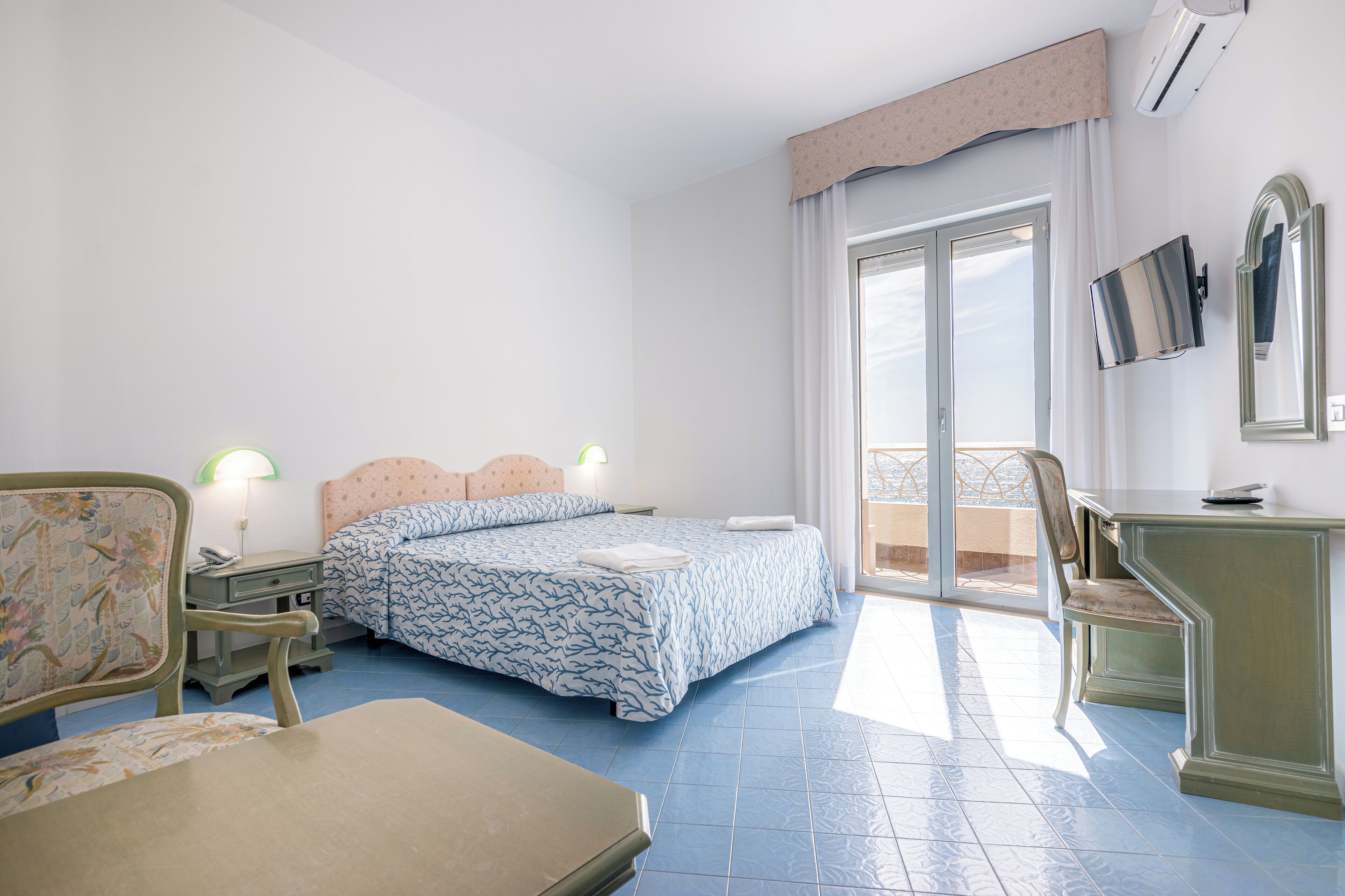 standard quadruple room | 1 bedroom, minibar, in-room safe, individually furnished