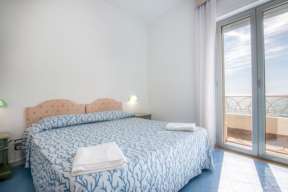 Superior Double Room, Sea View | Minibar, in-room safe, individually furnished, desk