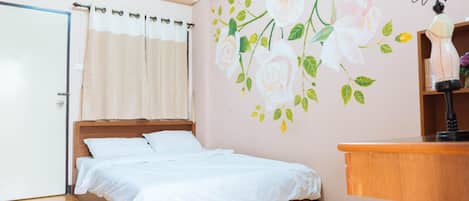 办公桌、免费 WiFi