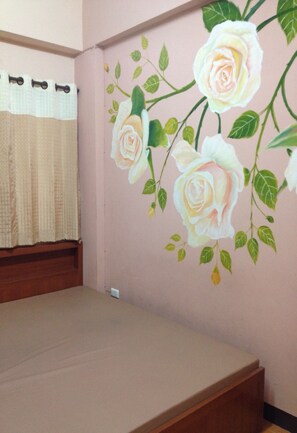 Standard Double Room with Fan | Een bureau, gratis wifi