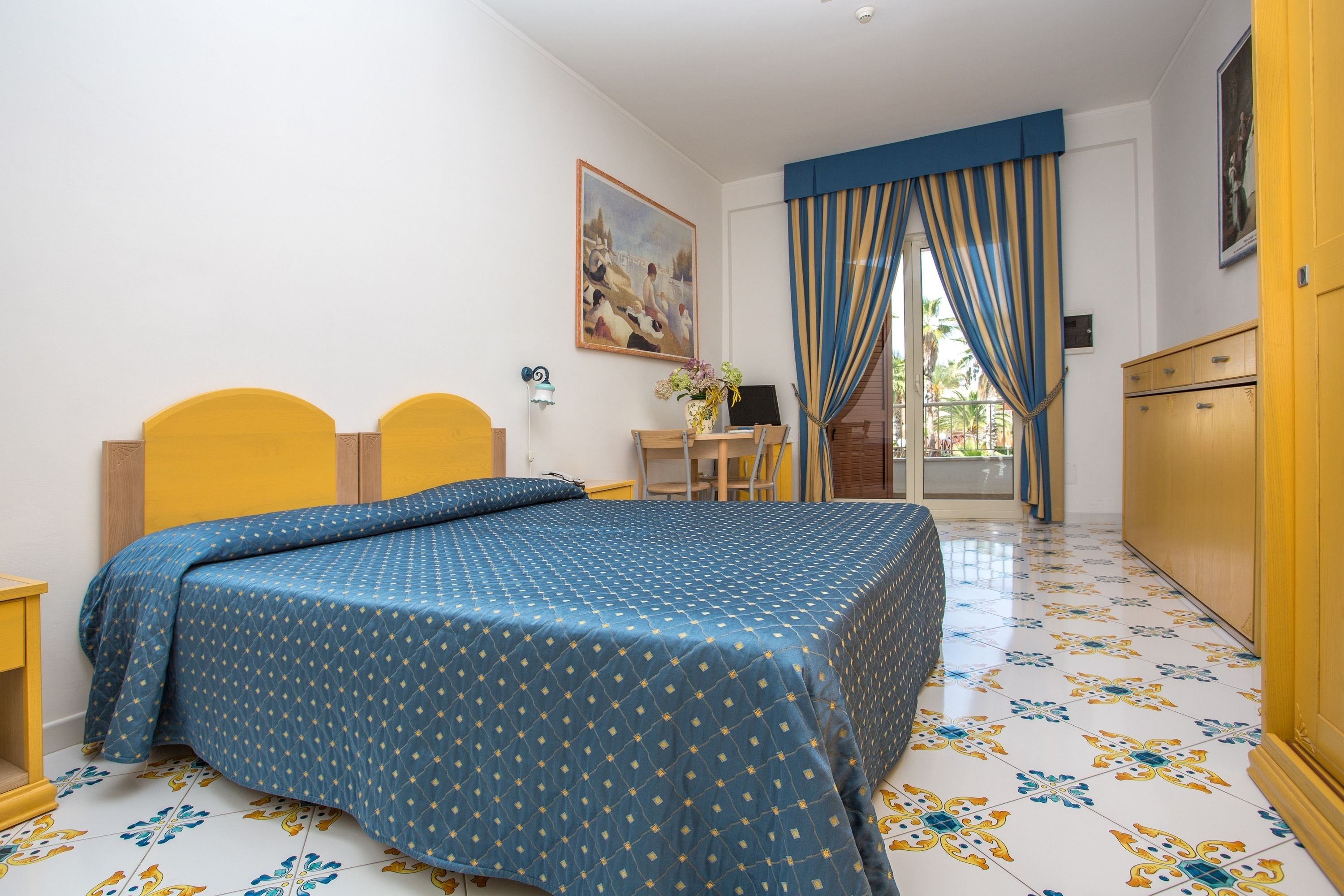 Un dormitorio con cama, escritorio y silla.