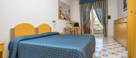 Un dormitorio con cama, escritorio y silla.