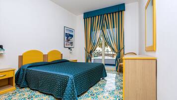 1 camera, una cassaforte in camera, una scrivania, lenzuola