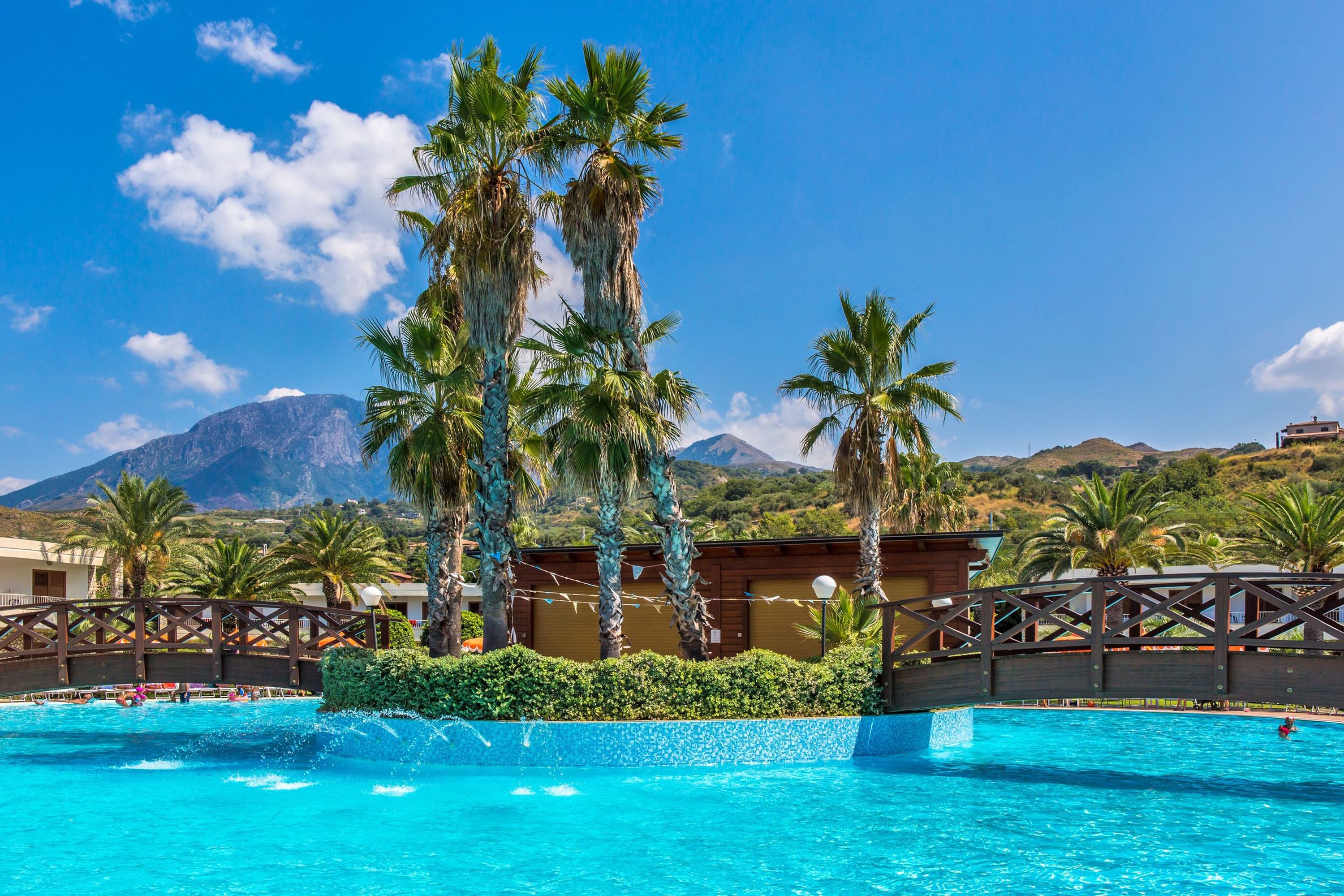 Piscina all'aperto, ombrelloni da piscina, lettini