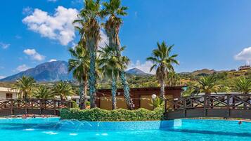 Piscina all'aperto, ombrelloni da piscina, lettini