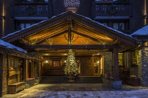 A wooden lodge with a snow-covered roof, a lit Christmas tree, and a sign reading "Hermitage Spa & Beauty". - Hermitage Hotel (Valtournenche)