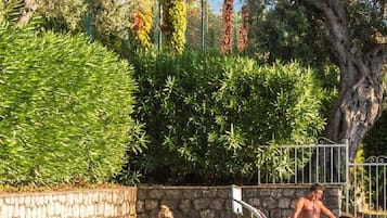 Piscine extérieure (ouverte en saison), parasols de plage