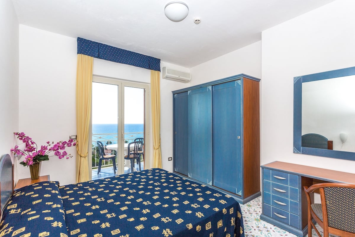 In-room safe, desk, bed sheets, wheelchair access