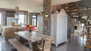 Villa Deluxe, 4 habitaciones, vistas al mar, mirando al mar | Zona de estar | Una televisión de pantalla plana, una chimenea