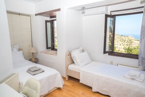 Deluxe villa, 4 slaapkamers, uitzicht op zee, uitzicht op zee | 1 slaapkamer, luxe beddengoed, een strijkplank/strijkijzer, gratis wifi