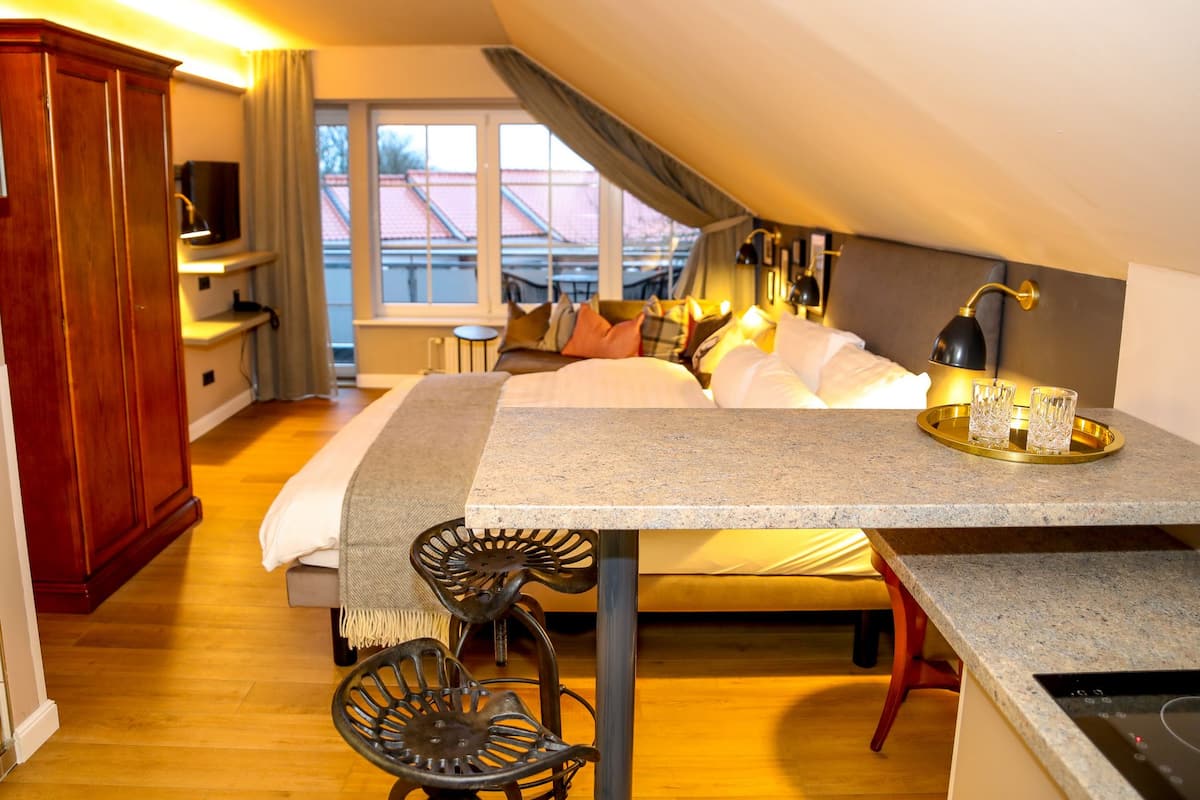 studio, balcony | premium bedding, down duvets, minibar, in-room safe