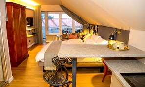 Studio, balkong | Sengetøy av topp kvalitet, dundyner, minibar og safe på rommet