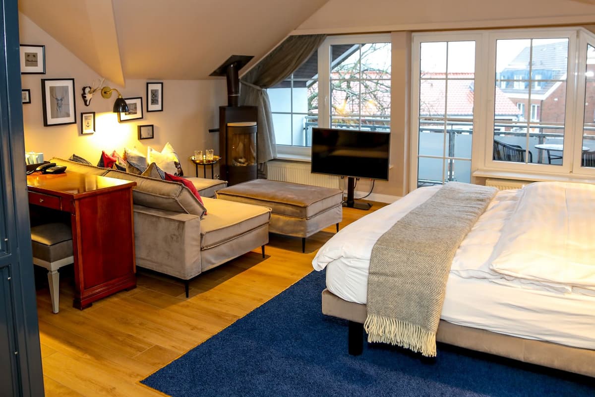 loft, balcony | premium bedding, down duvets, minibar, in-room safe