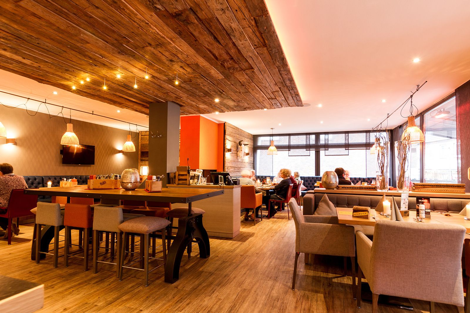 Melayani makan siang dan makan malam dengan santap malam alfresco 