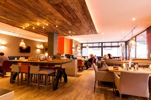 供應午餐、晚餐;本地菜;室外用餐