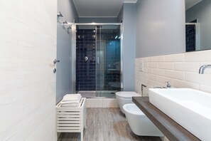 Deluxe-Doppelzimmer, Balkon | Badezimmer