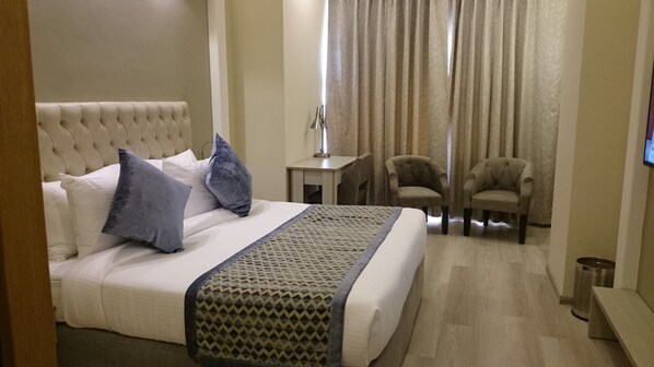 Chambre Confort double, 1 trĂšs grand lit | Coffre-fort, bureau, fer et planche Ă repasser