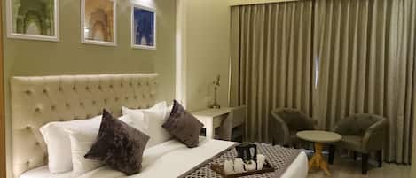 Phòng đôi tiện nghi đơn giản, 1 giường cỡ king | Két bảo mật tại phòng, bàn, bàn ủi/dụng cụ ủi quần áo