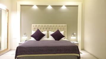 Classic Suite, 1 Bedroom | In-room safe, desk, iron/ironing board, rollaway beds