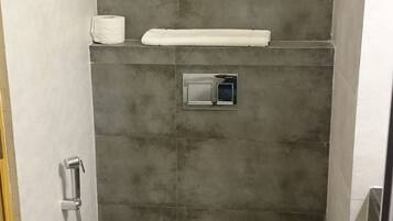 Shower, free toiletries, towels