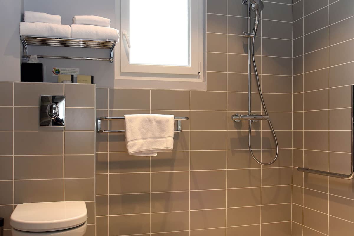 superior room | bathroom | free toiletries, hair dryer, towels