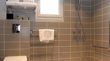 Superior kamer | Badkamer | Gratis toiletartikelen, een haardroger, handdoeken