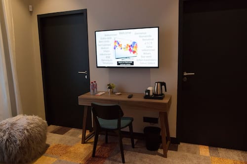 Suite | In-room business centre