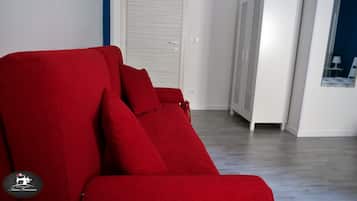 Comfort vierpersoonskamer (Blu ) | Woonruimte | Een 32-inch ledtelevisie met digitale zenders en een televisie